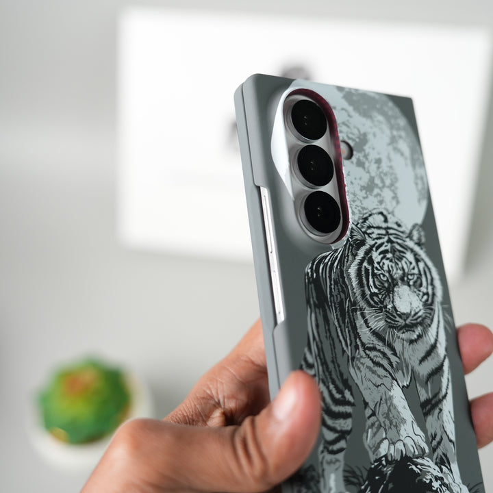 Samsung Galaxy Z Fold 7 Carbon Fiber Texture Case | Tiger Printed Hard PC Cover with MagSafe | Shockproof Slim Protection
