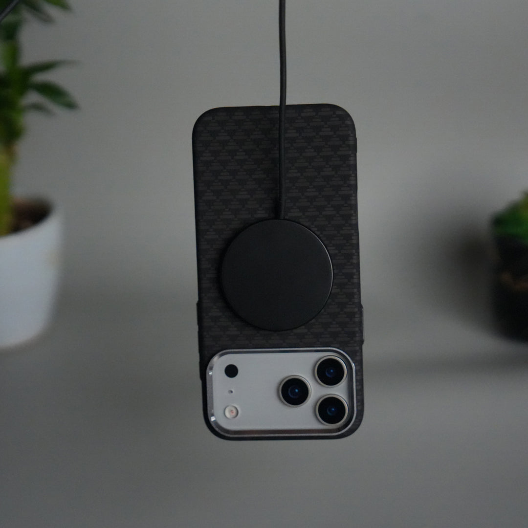 iPhone 17 Pro Max Carbon Fiber Texture Design Hard Pc MagSafe Case Cover Black Tringle Pattern