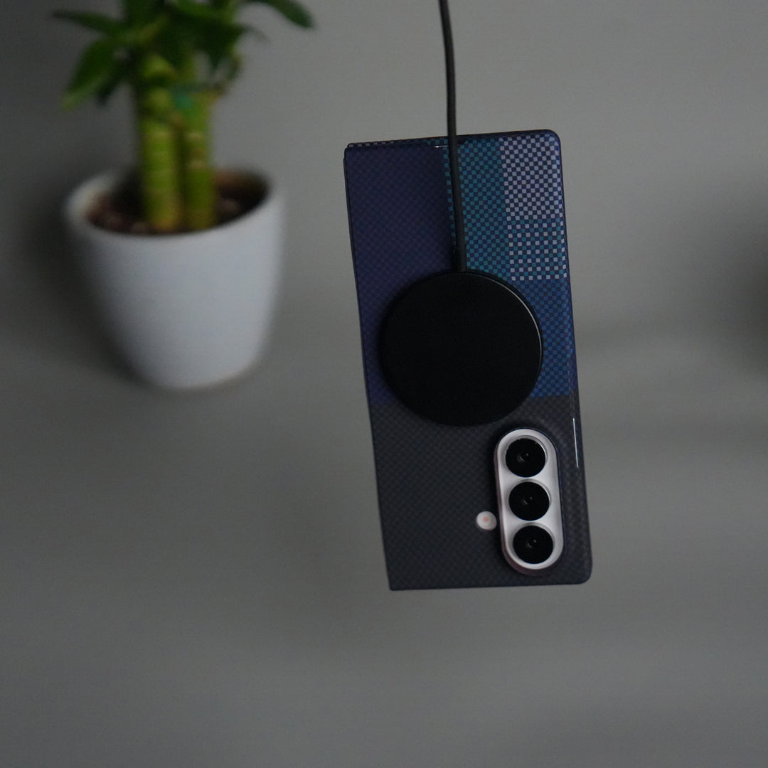 Galaxy Z Fold 7 Carbon Fiber Texture Design Hard Pc MagSafe Case Cover CornerGreen