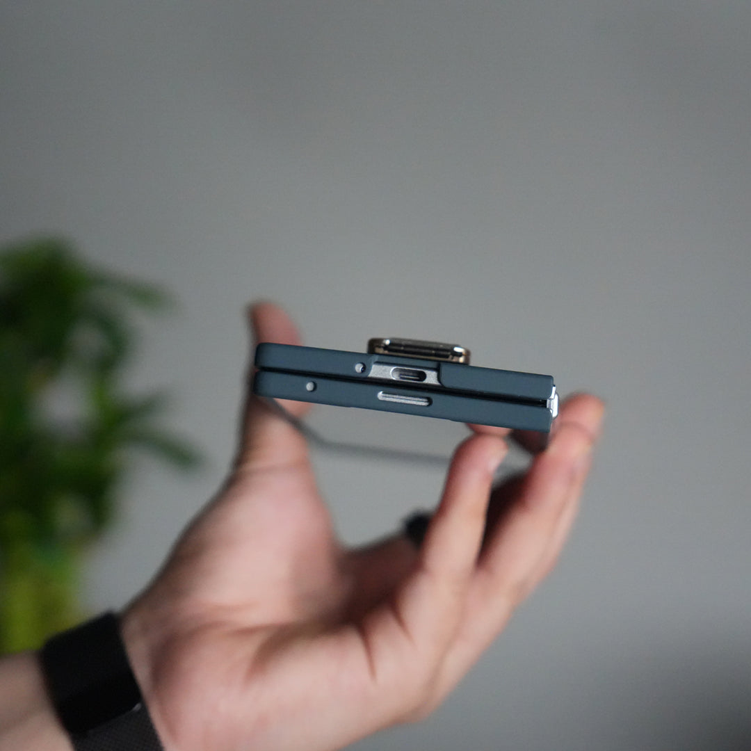 Galaxy Z Fold 7 Ultra-thin Wristband Brace Holder Kick Stand Front Glass Protective Case