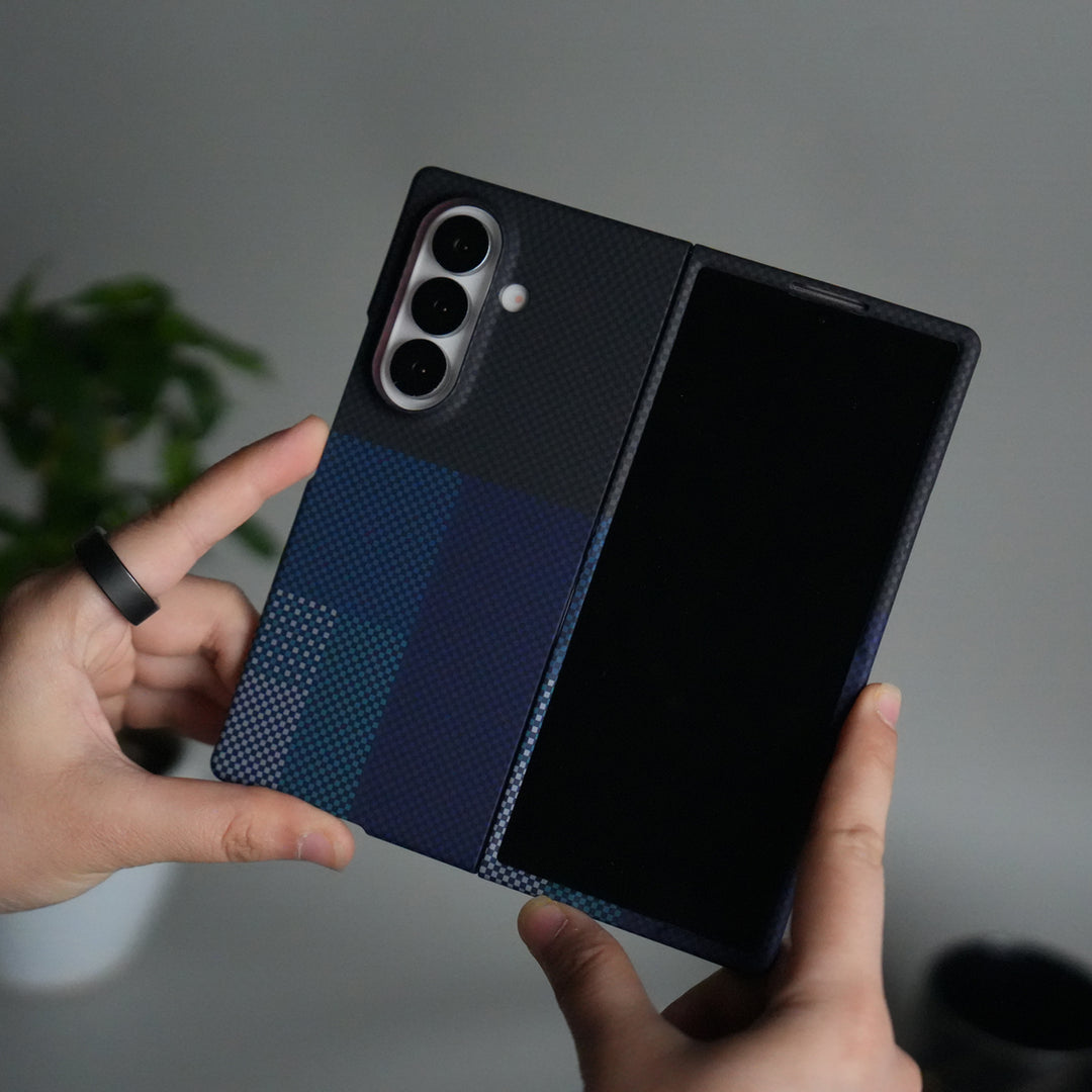 Galaxy Z Fold 7 Carbon Fiber Texture Design Hard Pc MagSafe Case Cover CornerGreen