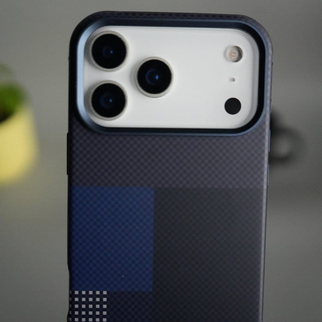 FRATO iPhone 17 Series iPhone 17 Pro Max Carbon Fiber Texture Design Side Bumper MagSafe Case Cover