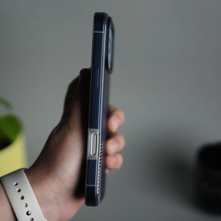 FRATO iPhone 17 Series iPhone 17 Pro Max Carbon Fiber Texture Design Side Bumper MagSafe Case Cover