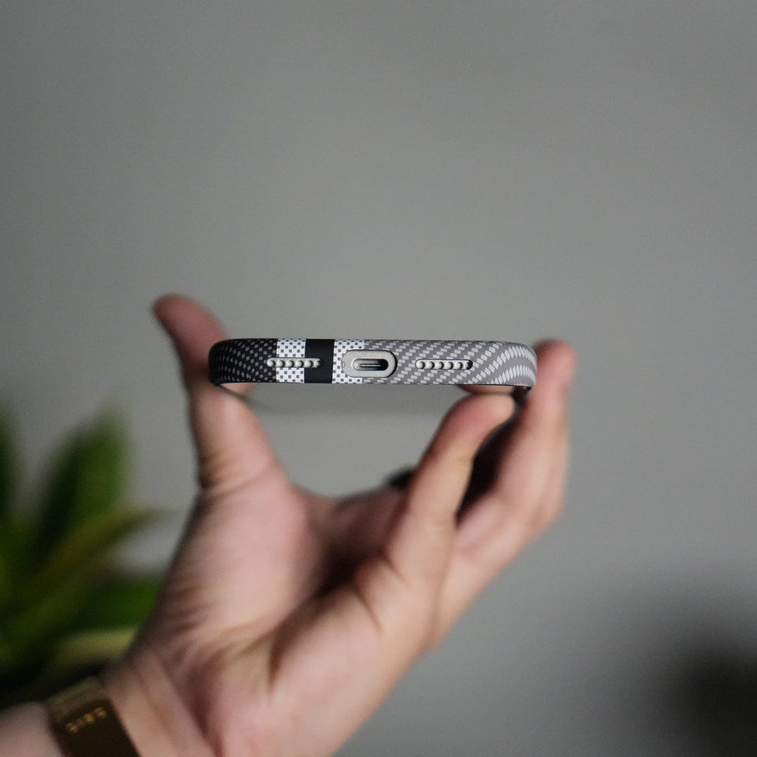 FRATO iPhone 17 Series iPhone 17 Series Carbon Fiber Texture Aramid Design Hard Pc MagSafe Cover | Stripe Design