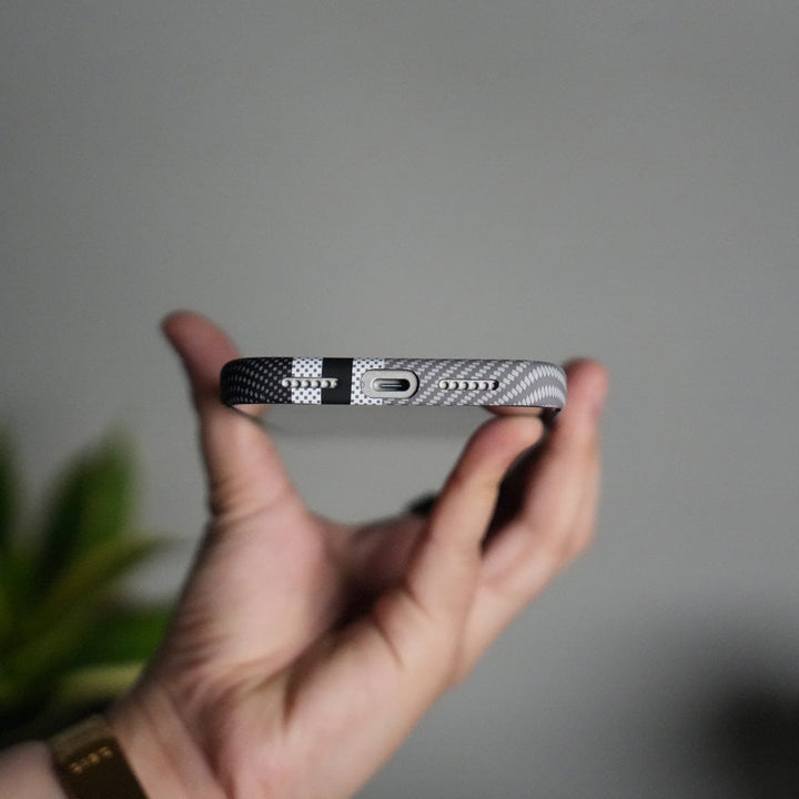 FRATO iPhone 17 Series iPhone 17 Series Carbon Fiber Texture Aramid Design Hard Pc MagSafe Cover | Stripe Design