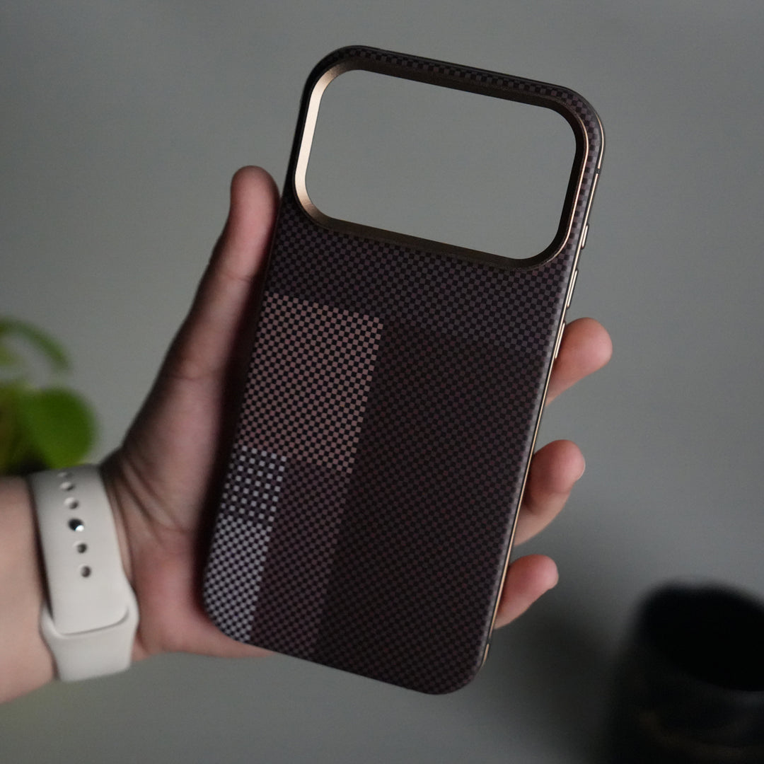 iPhone 17 Pro Carbon Fiber Texture Design Side Bumper MagSafe Case Cover