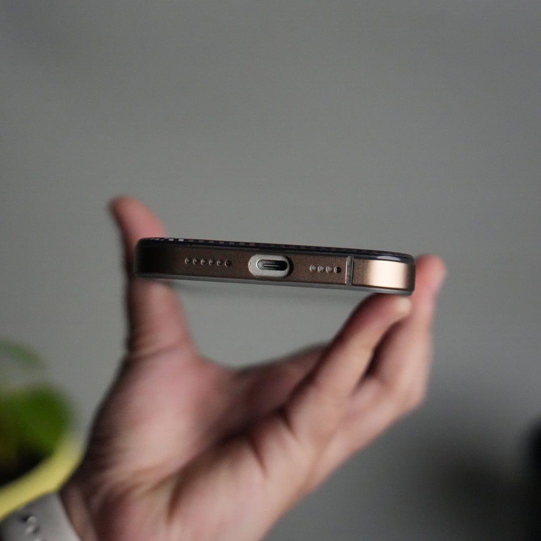 iPhone 17 Pro Carbon Fiber Texture Design Side Bumper MagSafe Case Cover