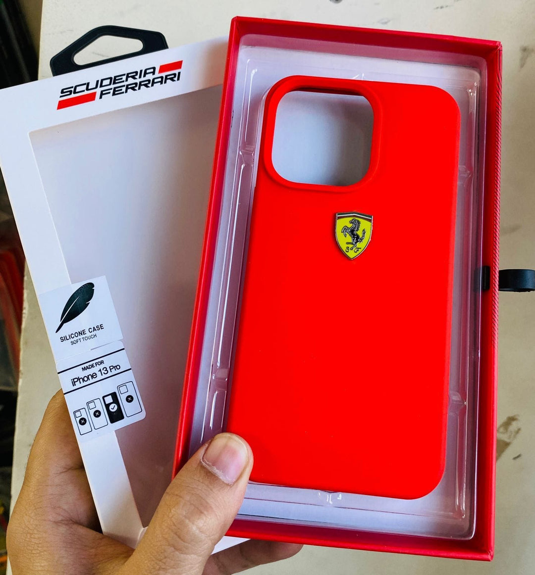 FRATO luxury Case iPhone 15 Pro Max / Red iPhone Ferrari Sports Car Logo Silicone Case Cover